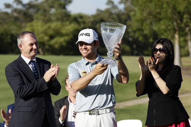 28.02.2016. Perth, Australia. ISPS HANDA Perth International Golf. Louis Oosthuizen (ZAF) receives his trophy after winning the tournament by one shot. xDavidxWoodleyx  ActionPlus11712217