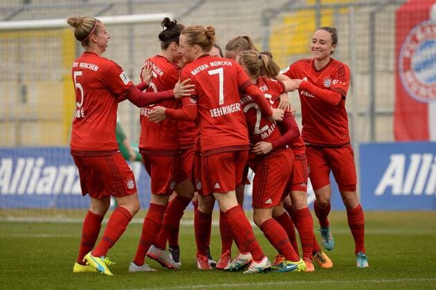 Spielerinnen des FC Bayern München Jubel, Torjubel, Torerfolg, celebrate the goal, goal, celebration, Jubel ueber das Tor zum 2:0 durch Veronica Boquete Giadans (FC Bayern München , 4) (verdeckt), optimistisch, Action, Aktion, Fussball, Allianz Frauen-Bundesliga, FC Bayern München - SV Werder Bremen, xslx
