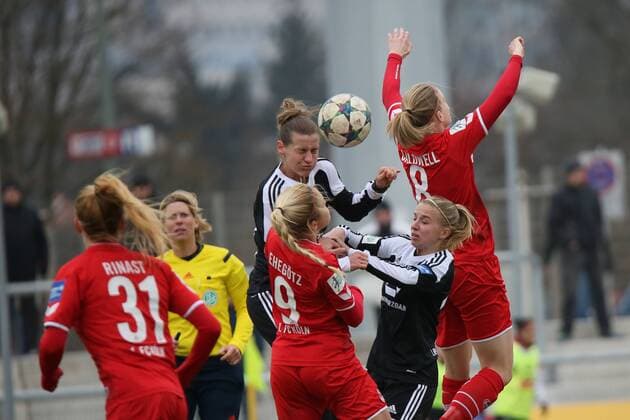 Kopfball Simone Laudehr (FFC) gegen Diane Caldwell und Nina Ehegötz (Köln) - 1. FFC Frankfurt vs. 1. FC Köln, Stadion am Brentanobad