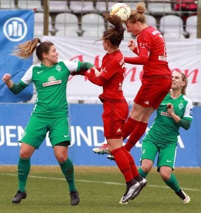 Melanie Behringer (re.) und Sara Däbritz (FC Bayern München) gegen Daniela Bräuer (li.) (SV Werder Bremen) Frauenfussball 1. BL 28.02.2016 Grünwalderstadion FC Bayern München - SV Werder Bremen