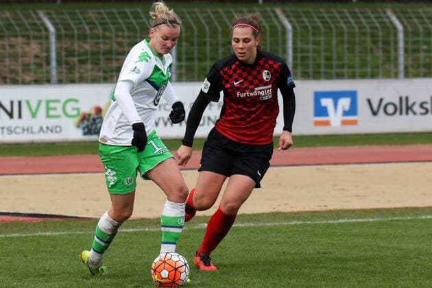 v.li.: Alexandra Popp (Wolfsburg, 11), Carolin Schiewe (Freiburg, 33), Fussball, Allianz Frauen-Bundesliga, SC Freiburg - VfL Wolfsburg, xozx