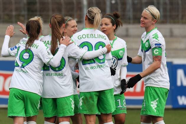Spielerinnen des VfL Wolfsburg jubeln über das Tor zum 0:2, Jubel, Torjubel, Torerfolg, celebrate the goal, goal, celebration, Jubel ueber das Tor, optimistisch, Action, Aktion, Fussball, Allianz Frauen-Bundesliga, SC Freiburg - VfL Wolfsburg, xozx