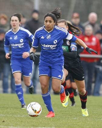 SC Sand - 1. FFC Turbine Potsdam Chioma Nisa IGWE, SC Sand am Ball, Freisteller, Einzelbild, Aktion hoch, Fußball, Frauen, Allianz-Frauen-Bundesliga Saison 2015 2016