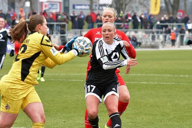 28.02.2016 xfhx Deutschland, Frankfurt, Stadion am Brentanobad Frauenfussball, Allianz Frauen-Bundesliga Saison 2015 2016 1. FFC Frankfurt gegen 1. FC Köln Aktion Mandy Islacker (FFC Frankfurt) gegen Torwart Laura Giuliani (Köln)
