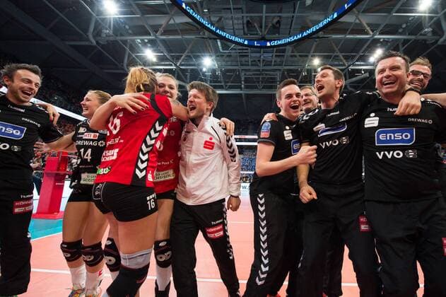 28.02.2016, SAP Arena, Mannheim Volleyball, DVV-Pokal Finale, Allianz MTV Stuttgart vs. Dresdner SC Jubel Dresden nach Sieg