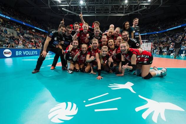 28.02.2016, SAP Arena, Mannheim Volleyball, DVV-Pokal Finale, Allianz MTV Stuttgart vs. Dresdner SC Jubel Dresden nach Sieg Pokalsieger 2016
