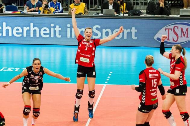 Mannheim Jubel Myrthe Matilde Schoot ( 9 Dresdner SC) udn Kristina Mikhailenko ( 3 Dresdner SC); Volleyball DVV-Pokalfinale 2016, SAP-Arena, Mannheim Deutschland, 20160228; Finale Damen: Allianz MTV Stuttgart vs Dresdner SC Copyright: Wuechner Eibner-Pressefoto EP_NWR