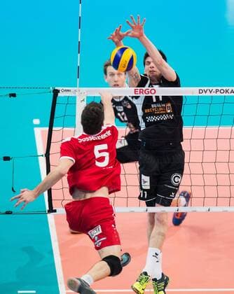 Mannheim, Deutschland, 28.02.2016: Volleyball DVV Pokalfinale 2016 - Finale der Männer Maenner - TV Ingersoll Bühl Buehl - Berlin Recycling Volleys. David Sossenheimer (TV Buehl 5) gegen den Block aus Tsimafei Zhukouski (BR Volleys 11)