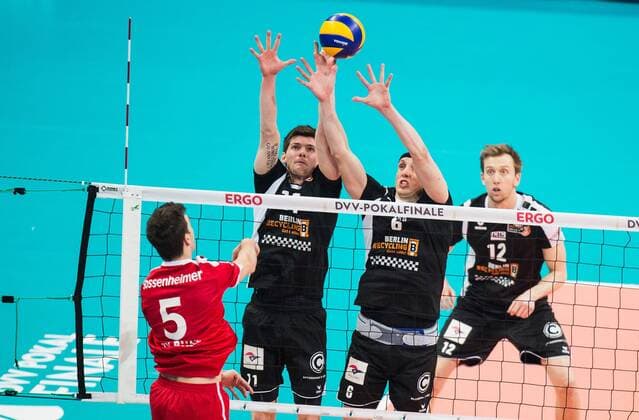 Mannheim, Deutschland, 28.02.2016: Volleyball DVV Pokalfinale 2016 - Finale der Männer Maenner - TV Ingersoll Bühl Buehl - Berlin Recycling Volleys. David Sossenheimer (TV Buehl 5) gegen den Block aus Tsimafei Zhukouski (BR Volleys 11) und Felix Fischer (BR Volleys 6)