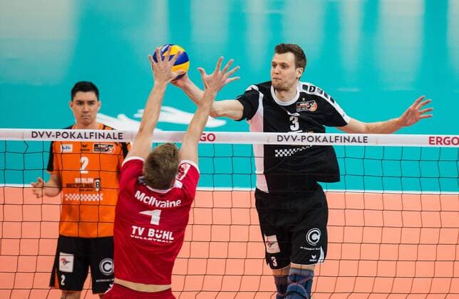Mannheim, Deutschland, 28.02.2016: Volleyball DVV Pokalfinale 2016 - Finale der Männer Maenner - TV Ingersoll Bühl Buehl - Berlin Recycling Volleys. Robert Kromm (BR Volleys 3) gegen den Block aus Graham Mc Ilvaine (TV Buehl 1)