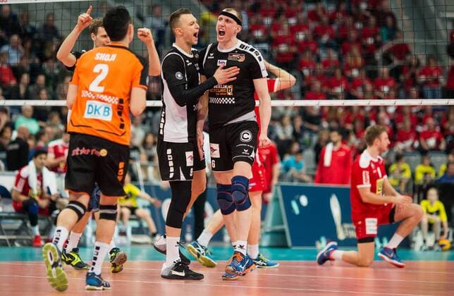 Mannheim, Deutschland, 28.02.2016: Volleyball DVV Pokalfinale 2016 - Finale der Männer Maenner - TV Ingersoll Bühl Buehl - Berlin Recycling Volleys. Jubel v.li. Robert Kromm (BR Volleys 3), Erik Shoji (BR Volleys 2), Paul Lotman (BR Volleys 9), Felix Fischer (BR Volleys 6)
