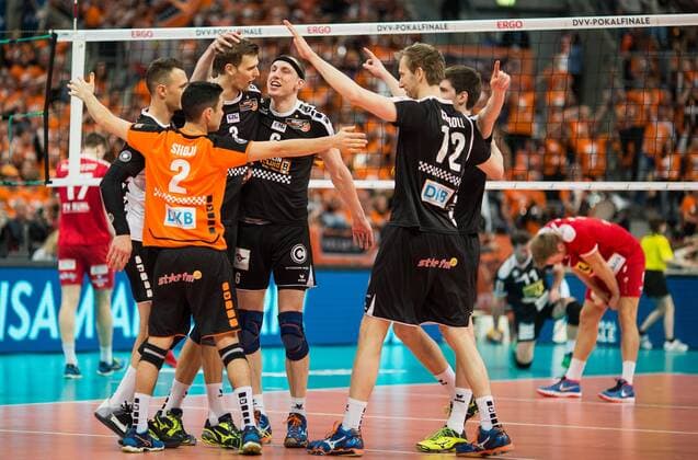 Mannheim, Deutschland, 28.02.2016: Volleyball DVV Pokalfinale 2016 - Finale der Männer Maenner - TV Ingersoll Bühl Buehl - Berlin Recycling Volleys. Jubel v.li. Paul Lotman (BR Volleys 9), Erik Shoji (BR Volleys 2), Robert Kromm (BR Volleys 3), Felix Fischer (BR Volleys 6), Paul Carroll (BR Volleys 12), Tsimafei Zhukouski (BR Volleys 11)