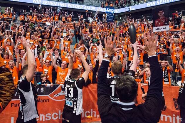 Mannheim, Deutschland, 28.02.2016: Volleyball DVV Pokalfinale 2016 - Finale der Männer Maenner - TV Ingersoll Bühl Buehl - Berlin Recycling Volleys. Die BR Volleys gewinnen den DVV Pokal. Jubel mit Pokal und Fans in der SAP Arena