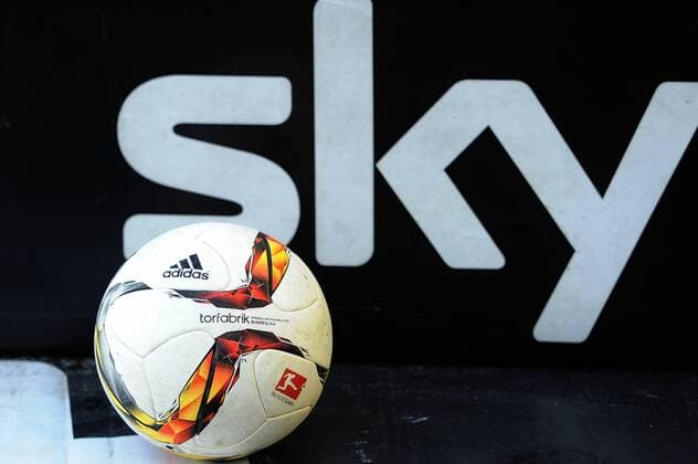 Randmotiv-ein Ball,adidas Torfabrik liegt vor SKY Schriftzug,Bezahlfernsehen,Pay TV,Fernsehsender,Feature. Fussball 1. Bundesliga, 23. Spieltag, VFB Stuttgart-Hannover 96 1-2. am 27.02.2016 in Stuttgart Deutschland,MERCEDES BENZ ARENA.