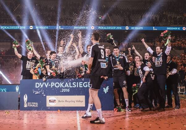 Mannheim, Deutschland, 28.02.2016: Volleyball DVV Pokalfinale 2016 - Finale der Männer Maenner - TV Ingersoll Bühl Buehl - Berlin Recycling Volleys. Die BR Volleys gewinnen den DVV Pokal 2016. Paul Lotman (BR Volleys 9) mit einer Sektdusche beim Siegerfoto.