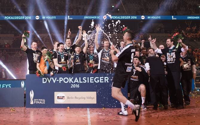Mannheim, Deutschland, 28.02.2016: Volleyball DVV Pokalfinale 2016 - Finale der Männer Maenner - TV Ingersoll Bühl Buehl - Berlin Recycling Volleys. Die BR Volleys gewinnen den DVV Pokal 2016. Paul Lotman (BR Volleys 9) mit einer Sektdusche beim Siegerfoto.