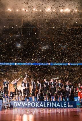 Themen der Woche - Sport Bilder des Tages - SPORT Mannheim, Deutschland, 28.02.2016: Volleyball DVV Pokalfinale 2016 - Finale der Männer Maenner - TV Ingersoll Bühl Buehl - Berlin Recycling Volleys. Die BR Volleys gewinnen den DVV Pokal 2016. Siegerfoto mit Pokal.