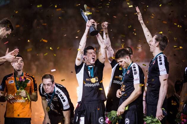 Mannheim, Deutschland, 28.02.2016: Volleyball DVV Pokalfinale 2016 - Finale der Männer Maenner - TV Ingersoll Bühl Buehl - Berlin Recycling Volleys. Die BR Volleys gewinnen den DVV Pokal 2016. Tsimafei Zhukouski (BR Volleys 11) jubelt mit Pokal