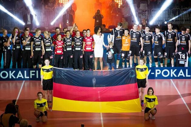 Bilder des Tages - SPORT Mannheim Norisha Campbel singt die Hymne; Volleyball DVV-Pokalfinale 2016, SAP-Arena, Mannheim Deutschland, 20160228; Finale Herren: TV Ingersoll Buehl vs Berlin Recycling Volleys Copyright: Wuechner Eibner-Pressefoto EP_NWR