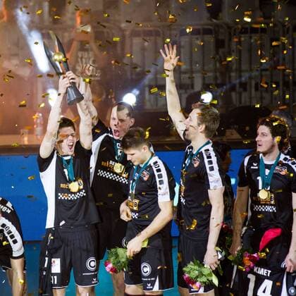Mannheim Jubel Berlin Tsimafei Zhukouski ( 11 Berlin Recycling Volleys) mit dem Pokal; Volleyball DVV-Pokalfinale 2016, SAP-Arena, Mannheim Deutschland, 20160228; Finale Herren: TV Ingersoll Buehl vs Berlin Recycling Volleys Copyright: Wuechner Eibner-Pressefoto EP_NWR