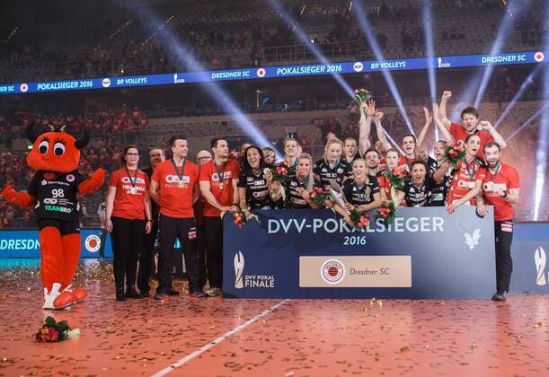 Mannheim, Deutschland, 28.02.2016: Volleyball DVV Pokalfinale 2016 - Finale der Frauen - Allianz MTV Stuttgart - Dresdner SC. Das Team vom Dresdener SC bejubelt den Sieg im DVV Pokalfinale.