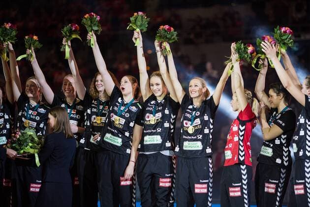 Mannheim, Deutschland, 28.02.2016: Volleyball DVV Pokalfinale 2016 - Finale der Frauen - Allianz MTV Stuttgart - Dresdner SC. Das Team vom Dresdener SC bejubelt den Sieg im DVV Pokalfinale.