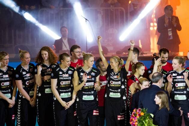 Mannheim Mareike Hindriksen ( 1 Dresdner SC) mit den Haenden im Himmel; Volleyball DVV-Pokalfinale 2016, SAP-Arena, Mannheim Deutschland, 20160228; Finale Herren: TV Ingersoll Buehl vs Berlin Recycling Volleys Copyright: Wuechner Eibner-Pressefoto EP_NWR