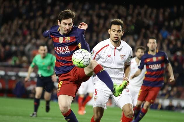 28.02.2016. Nou Camp, Barcelona, Spain. La Liga football match Barcelona versus Sevilla. Messi brings down the high ball while challenged by Kolodziejczak xAngelxBoludax  ActionPlus11712758