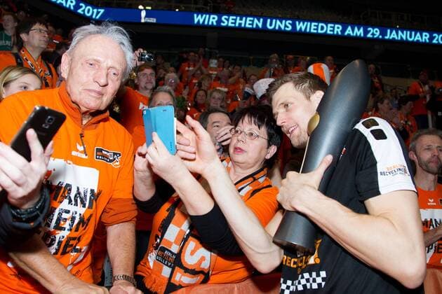 Mannheim Fans und Robert Kromm ( 3 Berlin Recycling Volleys); Volleyball DVV-Pokalfinale 2016, SAP-Arena, Mannheim Deutschland, 20160228; Finale Herren: TV Ingersoll Buehl vs Berlin Recycling Volleys Copyright: Wuechner Eibner-Pressefoto EP_NWR