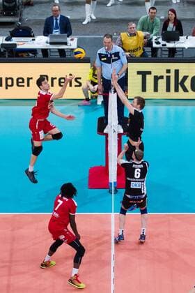 Mannheim David Sossenheimer ( 5 TV Ingersoll Buehl) kann sich nicht durchsetzen; Volleyball DVV-Pokalfinale 2016, SAP-Arena, Mannheim Deutschland, 20160228; Finale Herren: TV Ingersoll Buehl vs Berlin Recycling Volleys Copyright: Wuechner Eibner-Pressefoto EP_NWR