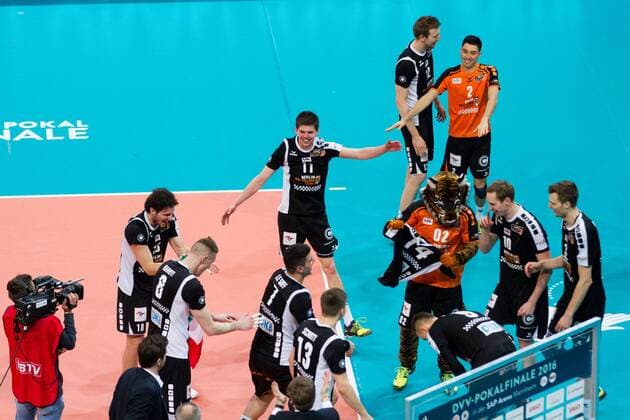 Mannheim Jubel Berlin: Tsimafei Zhukouski ( 11 Berlin Recycling Volleys) und Paul Carroll ( 12 Berlin Recycling Volleys), Erik Shoji ( 2 Berlin Recycling Volleys); Volleyball DVV-Pokalfinale 2016, SAP-Arena, Mannheim Deutschland, 20160228; Finale Herren: TV Ingersoll Buehl vs Berlin Recycling Volleys Copyright: Wuechner Eibner-Pressefoto EP_NWR