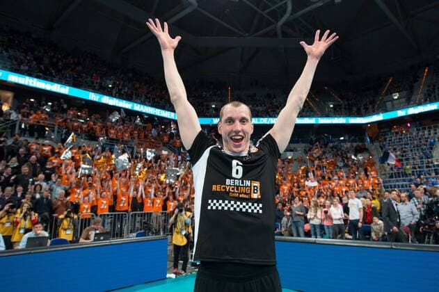 28.02.2016, SAP Arena, Mannheim Volleyball, DVV-Pokal Finale, TV Ingersoll Bühl Buehl vs. Berlin Recycling Volleys Jubel Felix Fischer ( 6 Berlin) nach Sieg