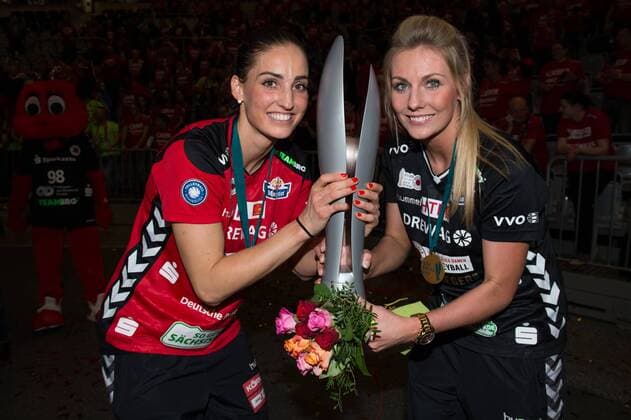 28.02.2016, SAP Arena, Mannheim Volleyball, DVV-Pokal Finale, Siegerehrung Myrthe Schoot ( 9 Dresden), Laura Dijkema ( 7 Dresden) mit Pokal Trophy