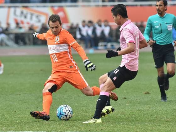 (160301) -- JINAN, March 1, 2016 -- Walter Montillo (L) of China s Shandong Luneng FC shoots during the group F match against Thailand s Buriram United at the AFC Champions League 2016 in Ji nan, east China s Shandong Province, on March 1, 2016. ) (lm) (SP)CHINA-JINAN-FOOTBALL-AFC CHAMPIONS LEAGUE (CN) XuxSuhui 