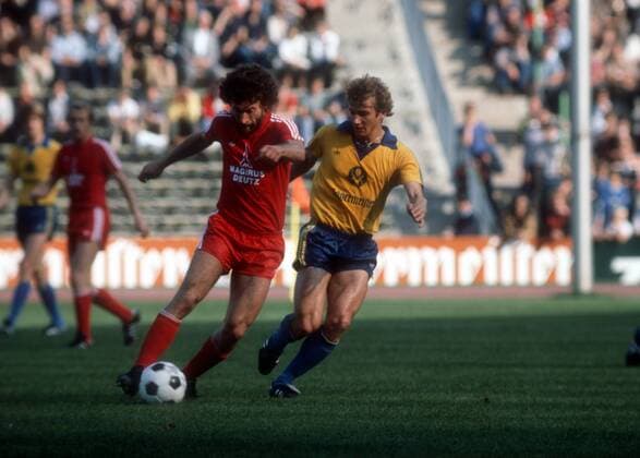 Paul Breitner (FC Bayern München) gegen Wolfgang Dremmler (Eintracht Braunschweig)
