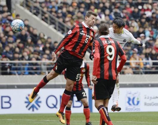 Adriano hat-trick crushes Sanfrecce in Seoul Defender Kazuhiro Chiba of Japan s Sanfrecce Hiroshima (R) heads in the opening goal during the first half of a Group F match against FC Seoul at the Asian Champions League in Seoul on March 1, 2016. FC Seoul won 4-1. 