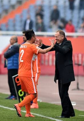 (160301) -- JINAN, March 1, 2016 -- Zhao Mingjian (L) of China s Shandong Luneng FC celebrates for goal with coach Menezes during the group F match against Thailand s Buriram United at the AFC Champions League 2016 in Ji nan, east China s Shandong Province, on March 1, 2016. Shandong Luneng FC won 3-0. ) (lm) (SP)CHINA-JINAN-FOOTBALL-AFC CHAMPIONS LEAGUE (CN) XuxSuhui 