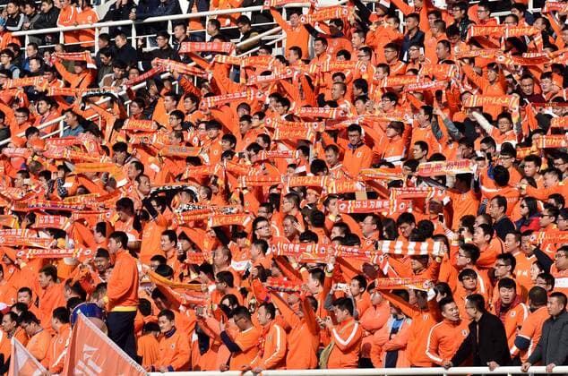 (160301) -- JINAN, March 1, 2016 -- Fans of China s Shandong Luneng FC cheer for the team during the group F match against Thailand s Buriram United at the AFC Champions League 2016 in Ji nan, east China s Shandong Province, on March 1, 2016. Shandong Luneng FC won 3-0. ) (lm) (SP)CHINA-JINAN-FOOTBALL-AFC CHAMPIONS LEAGUE (CN) XuxSuhui 