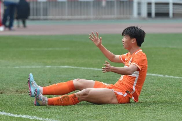 (160301) -- JINAN, March 1, 2016 -- Yang Xu of China s Shandong Luneng FC reacts during the group F match against Thailand s Buriram United at the AFC Champions League 2016 in Ji nan, east China s Shandong Province, on March 1, 2016. Shandong Luneng FC won 3-0. ) (lm) (SP)CHINA-JINAN-FOOTBALL-AFC CHAMPIONS LEAGUE (CN) XuxSuhui 