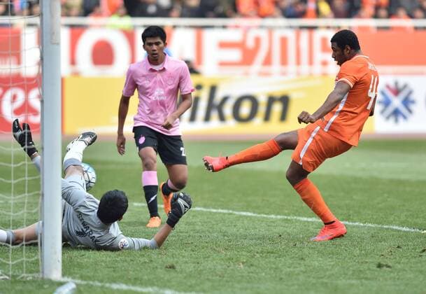 (160301) -- JINAN, March 1, 2016 -- Jucilei (R) of China s Shandong Luneng FC shoots to goal during the group F match against Thailand s Buriram United at the AFC Champions League 2016 in Ji nan, east China s Shandong Province, on March 1, 2016. Shandong Luneng FC won 3-0. ) (lm) (SP)CHINA-JINAN-FOOTBALL-AFC CHAMPIONS LEAGUE (CN) XuxSuhui 