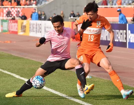 (160301) -- JINAN, March 1, 2016 -- Yang Xu (R) of China s Shandong Luneng FC vies with Chitipat Thanklang of Thailand s Buriram United during the group F match at the AFC Champions League 2016 in Ji nan, east China s Shandong Province, on March 1, 2016. Shandong Luneng FC won 3-0. ) (lm) (SP)CHINA-JINAN-FOOTBALL-AFC CHAMPIONS LEAGUE (CN) ZhuxZheng 