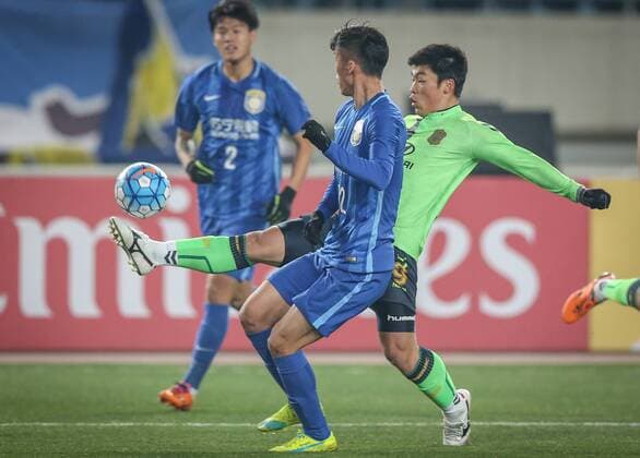 (160301) -- NANJING, March 1, 2016 -- Zhang Xiaobin (Front) of China s Jiangsu FC vies with Lee Jongho (R) of South Korea s Jeonbuk Hyundai Motors during the group E match of the AFC Champions League 2016 in Nanjing, capital of east China s Jiangsu Province, on March 1, 2016. Yang Lei) (lm) (SP)CHINA-NANJING-FOOTBALL-AFC CHAMPIONS LEAGUE (CN) YangxLeix(J) 