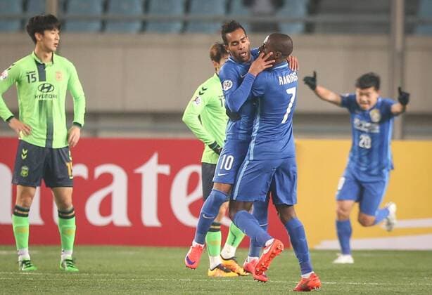 (160301) -- NANJING, March 1, 2016 -- Alex Teixeira (C) of China s Jiangsu FC celebrates for his goal with teammate Ramires during the group E match of the AFC Champions League 2016 against South Korea s Jeonbuk Hyundai Motors in Nanjing, capital of east China s Jiangsu Province, on March 1, 2016. Yang Lei) (lm) (SP)CHINA-NANJING-FOOTBALL-AFC CHAMPIONS LEAGUE (CN) YangxLeix(J) 