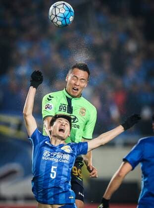 (160301) -- NANJING, March 1, 2016 -- Zhou Yun (below) of China s Jiangsu FC vies with Kim Shin Wook of South Korea s Jeonbuk Hyundai Motors during the group E match of the AFC Champions League 2016 against South Korea s Jeonbuk Hyundai Motors in Nanjing, capital of east China s Jiangsu Province, on March 1, 2016. Yang Lei) (lm) (SP)CHINA-NANJING-FOOTBALL-AFC CHAMPIONS LEAGUE (CN) YangxLeix(J) 