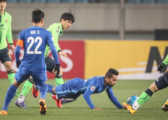 (160301) -- NANJING, March 1, 2016 -- Alex Teixeira (R) of China s Jiangsu FC competes during the group E match of the AFC Champions League 2016 against South Korea s Jeonbuk Hyundai Motors in Nanjing, capital of east China s Jiangsu Province, on March 1, 2016. Yang Lei) (lm) (SP)CHINA-NANJING-FOOTBALL-AFC CHAMPIONS LEAGUE (CN) YangxLeix(J) 