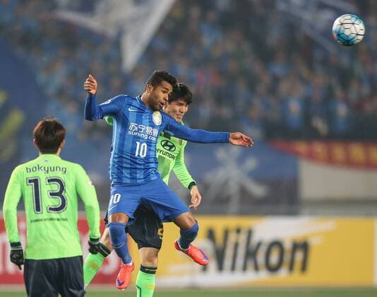 (160301) -- NANJING, March 1, 2016 -- Alex Teixeira (C) of China s Jiangsu FC vies for the ball during the group E match of the AFC Champions League 2016 against South Korea s Jeonbuk Hyundai Motors in Nanjing, capital of east China s Jiangsu Province, on March 1, 2016. Yang Lei) (lm) (SP)CHINA-NANJING-FOOTBALL-AFC CHAMPIONS LEAGUE (CN) YangxLeix(J) 
