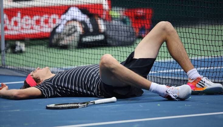 Training Davis Cup team germany, deutschland Alexander Zverev liegt verletzt am Boden, Verletzung Zverev