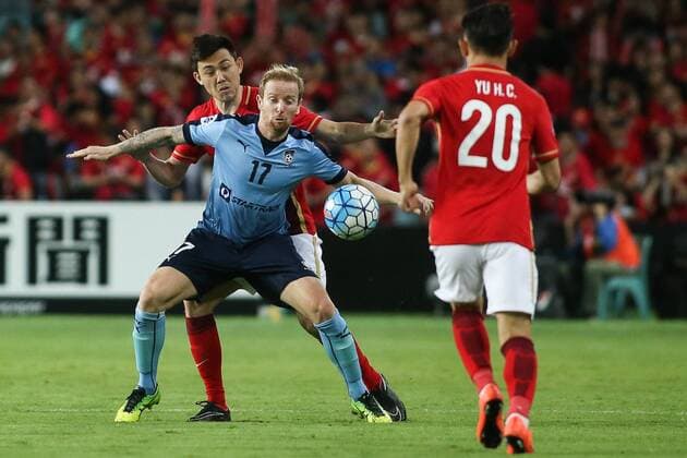 SYDNEY, AUSTRALIA - MARCH 02: (CHINA OUT) Li Xuepeng 35 of Guangzhou Evergrande and David Carney 17 of Sydney FC compete for the ball during the AFC Champions League Group H match between Sydney FC and Guangzhou Evergrande at Allianz Stadium on March 2, 2016 in Sydney, Australia.  CFP40480505961 