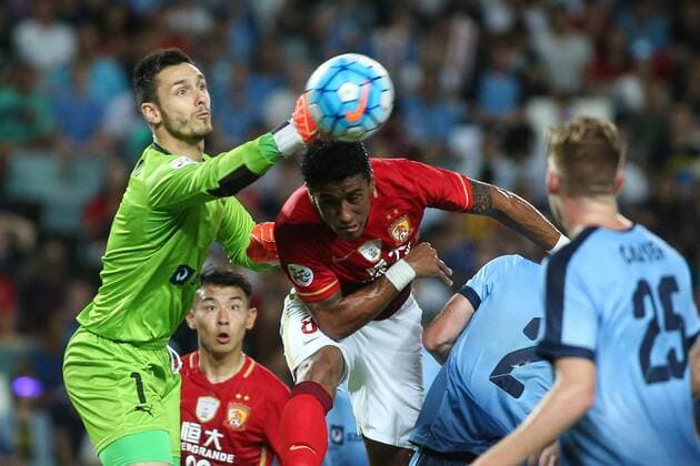 SYDNEY, AUSTRALIA - MARCH 02: (CHINA OUT) Paulinho 8 of Guangzhou Evergrande and goalkeeper Vedran Janjetovic 1 of Sydney FC compete for the ball during the AFC Champions League Group H match between Sydney FC and Guangzhou Evergrande at Allianz Stadium on March 2, 2016 in Sydney, Australia.  CFP41480507725 