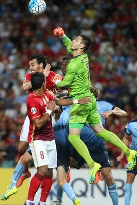 SYDNEY, AUSTRALIA - MARCH 02: (CHINA OUT) Ricardo Goulart 11 of Guangzhou Evergrande and goalkeeper Vedran Janjetovic 1 of Sydney FC compete for the ball during the AFC Champions League Group H match between Sydney FC and Guangzhou Evergrande at Allianz Stadium on March 2, 2016 in Sydney, Australia.  CFP53480509130 